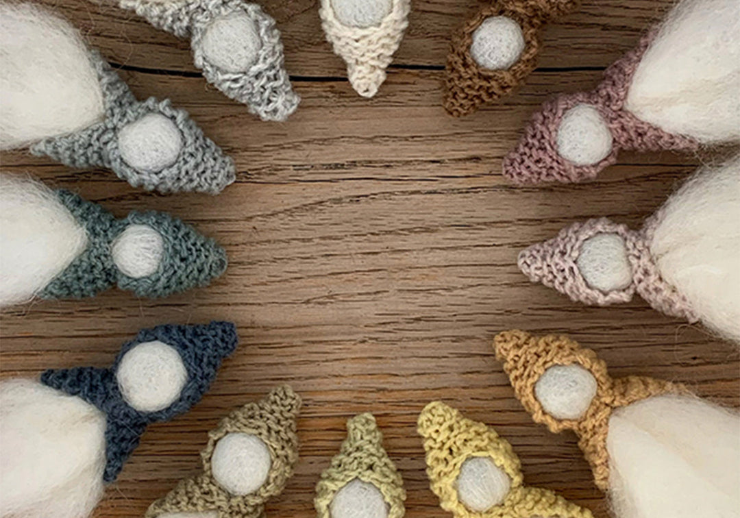 Vorschau Bild Zwergerlreigen mit Zwergerln aus Wollvlies und gestrickten Kapuzen aus NATURKINDER Merino Wolle, welche mit Naturfarben handgefärbt wurde