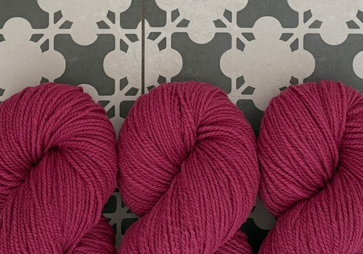 Pflanzengefärbte MERINO NATURWOLLE | *FUCHSIA* [COCHENILLE]