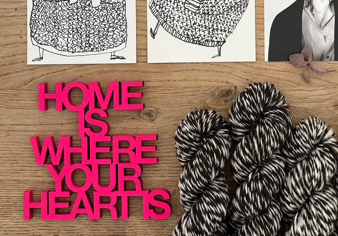 Dekorativer 3D Holzschriftzug "Home is where your heart is" in Neonpink auf Holz, mit handgezeichneten Illustrationen und Wollsträngen, NATURKINDER
