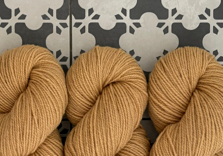 Handgefärbte NATURWOLLE | *CARAMELL* [RHABARBERWURZEL]