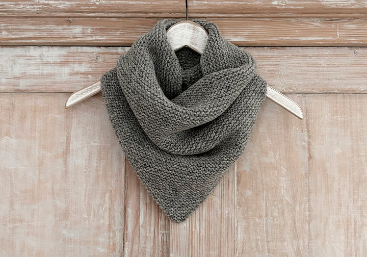 NEW BEGINNINGS DREIECKSLOOP [STRICKPAKET] [VORBESTELLUNG]