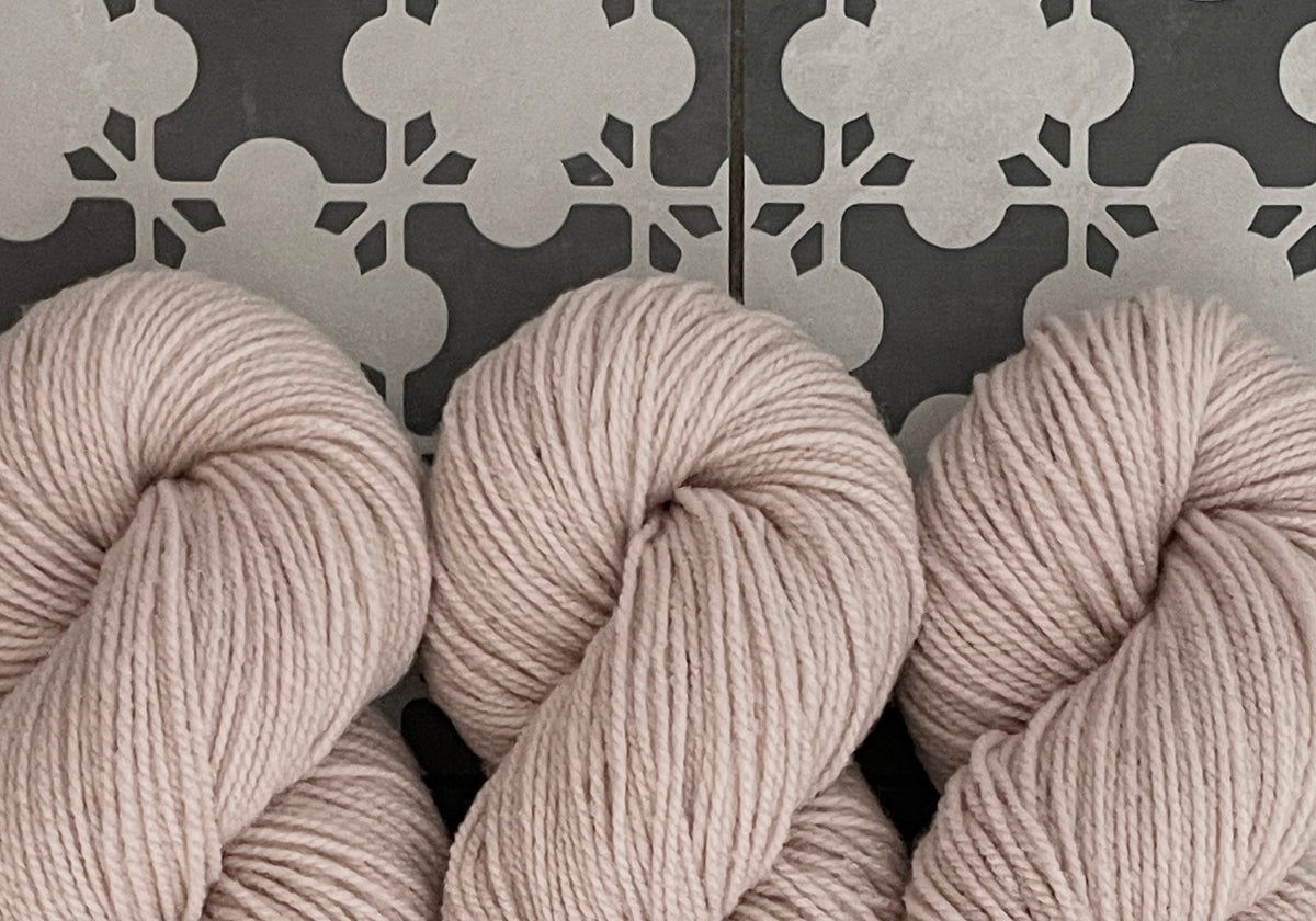 HANDGEFÄRBTE MERINO NATURWOLLE | *BLUSH PEACH* [AVOCADO]