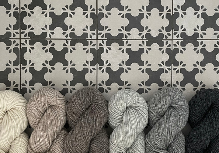 NEW BEGINNINGS DREIECKSLOOP [STRICKPAKET] [VORBESTELLUNG]