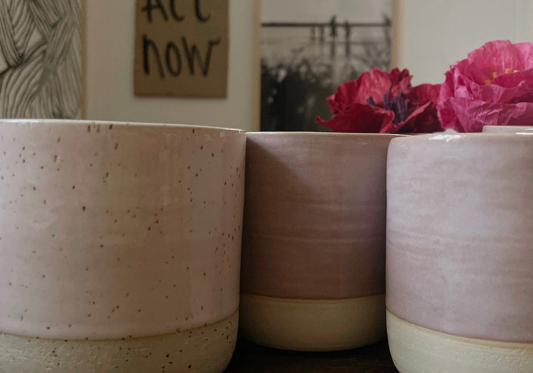 KERAMIK BECHER ROSA GESPRENKELT UND LILÖÖÖ