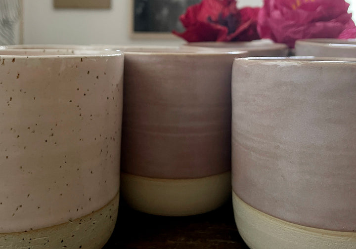KERAMIK BECHER ROSA GESPRENKELT UND LILÖÖÖ