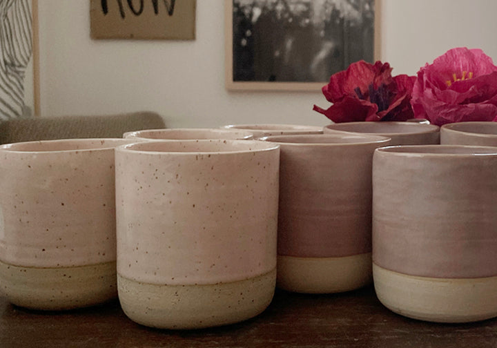 KERAMIK BECHER ROSA GESPRENKELT UND LILÖÖÖ
