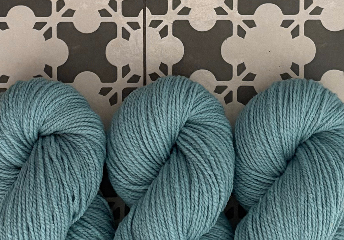 Pflanzengefärbte MERINO NATURWOLLE | *GLETSCHER* [INDIGO]