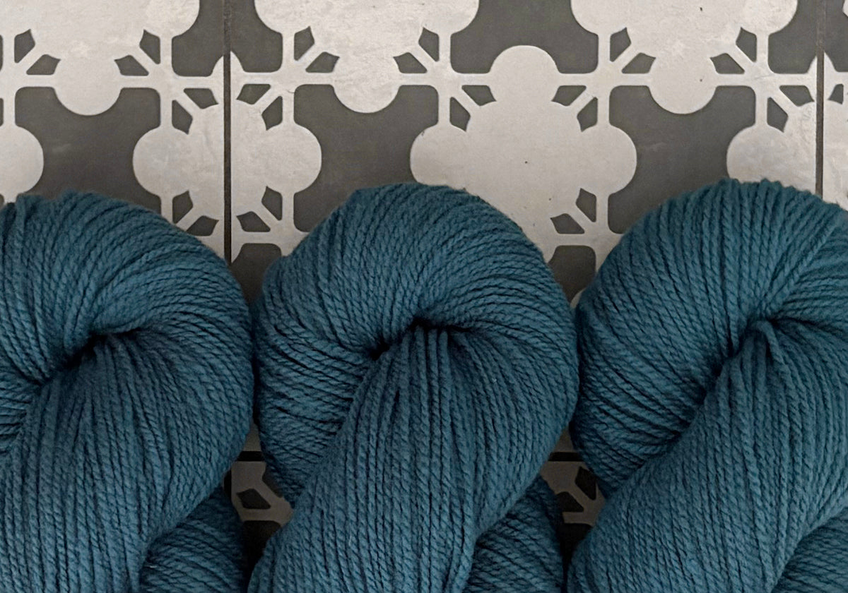 Pflanzengefärbte MERINO NATURWOLLE | *FJORD* [INDIGO]