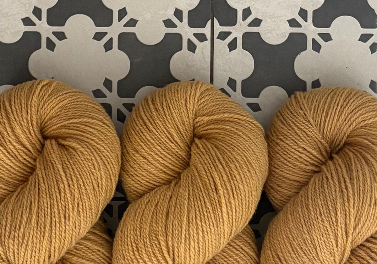 Handgefärbte MERINO NATURWOLLE [320 m] | *HONIG* [RHABARBERWURZEL]