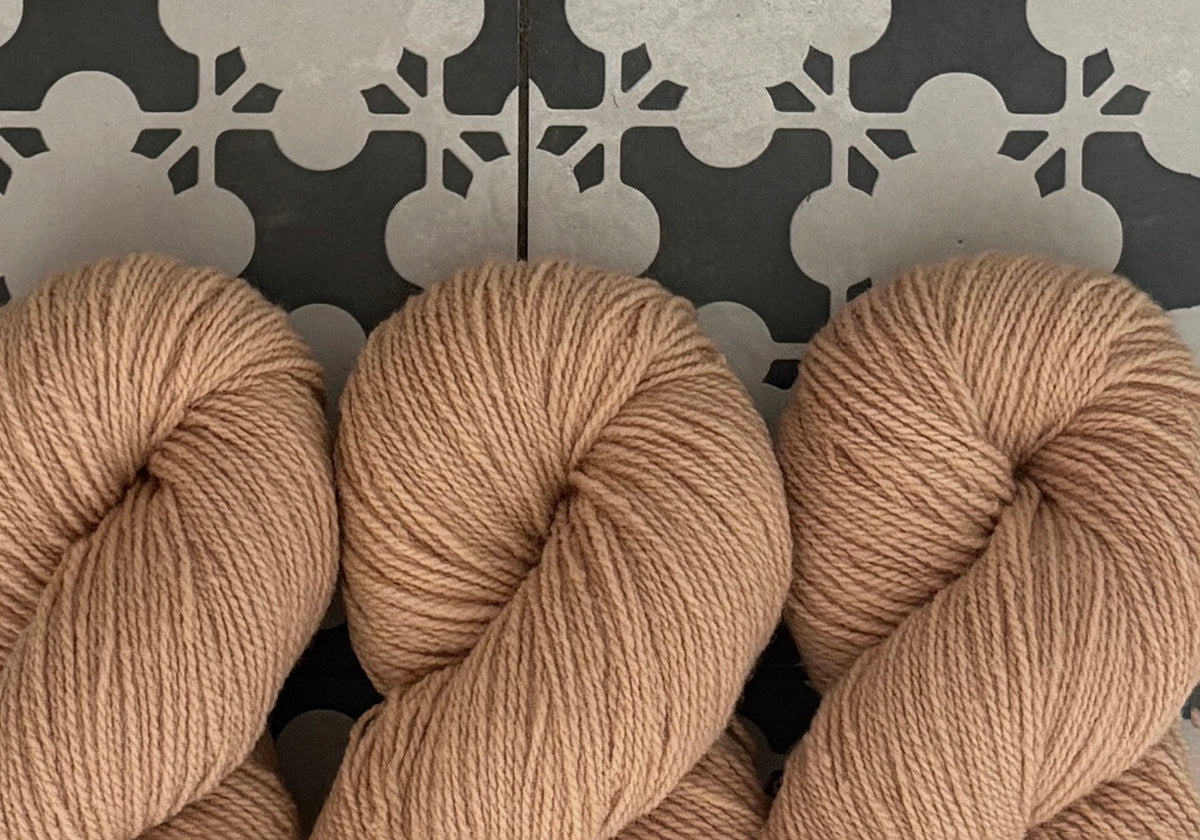 Handgefärbte MERINO NATURWOLLE [320 m] | *PFIRSICH* [AVOCADO RHABARBER]