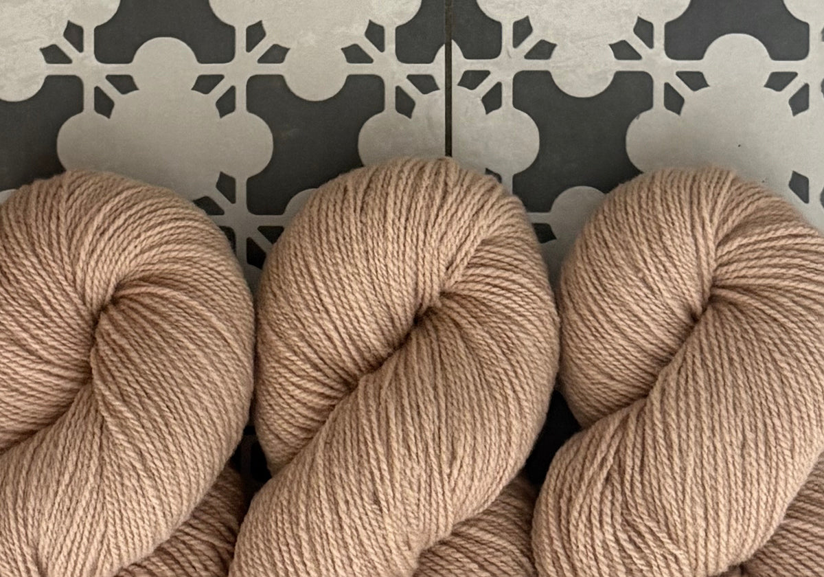 Handgefärbte MERINO NATURWOLLE [320 m] | *SANDELHOLZ* [AVOCADO RHABARBER]