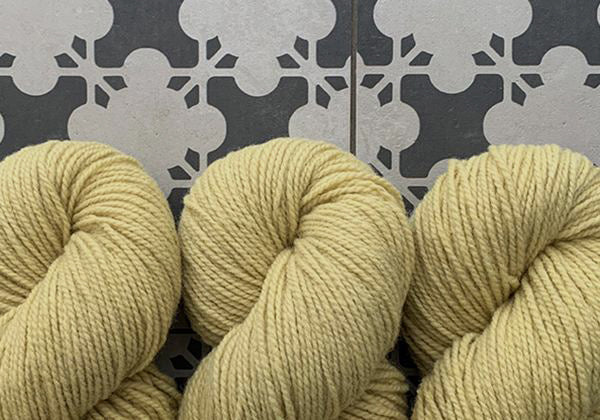 Handgefärbte NATURWOLLE | *VANILLE* [RESEDA und JOHANNISKRAUT]