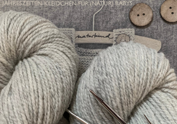 NATURKINDER JAHRESZEITEN KLEIDCHEN [STRICKPAKET]